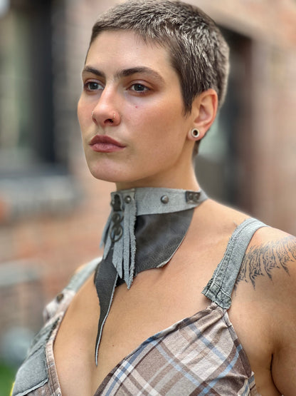 Swirl insignia Gray Choker