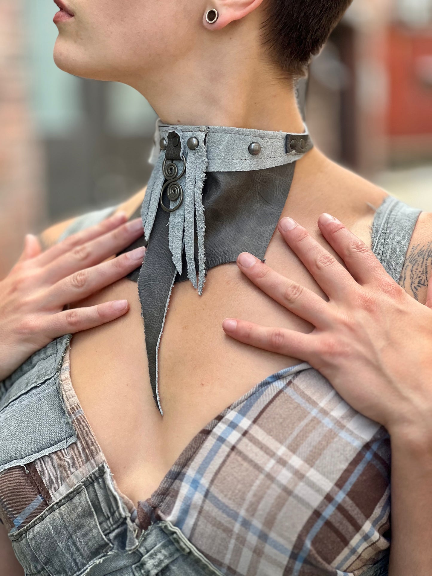Swirl insignia Gray Choker