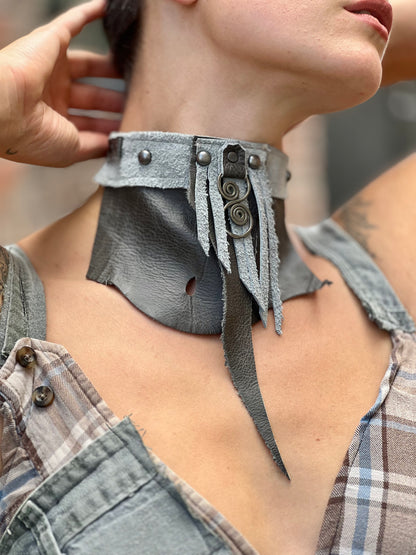 Swirl insignia Gray Choker